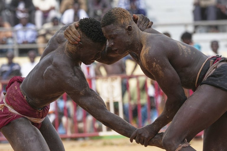 In Senegal’s wrestling arenas, rituals share the spotlight with the fight, in photos | iNFOnews.ca
