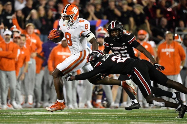 Clemson sneaks past No. 19 Louisville 20-19 despite botched punt snap and goal-line stand | iNFOnews.ca