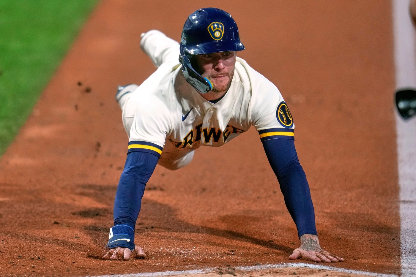 Harris homers, Mahle pitches 5 strong innings as Braves beat Brewers 4-2 in Little League Classic | iNFOnews.ca