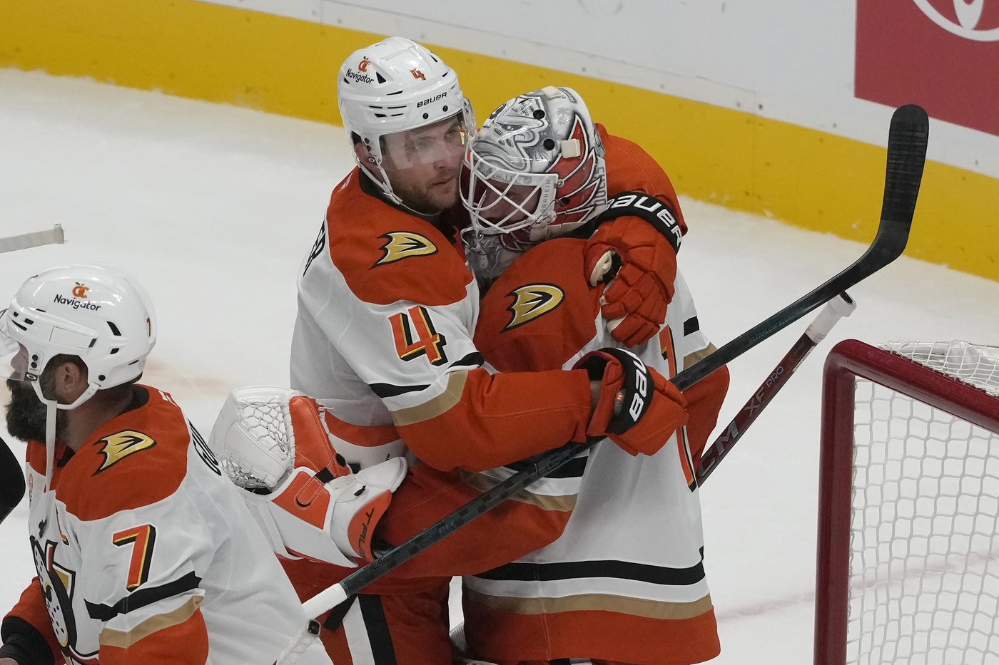 Lundestrom snaps scoreless tie in 3rd and Dostal gets shutout as Ducks blank Sharks 2-0 | iNFOnews.ca