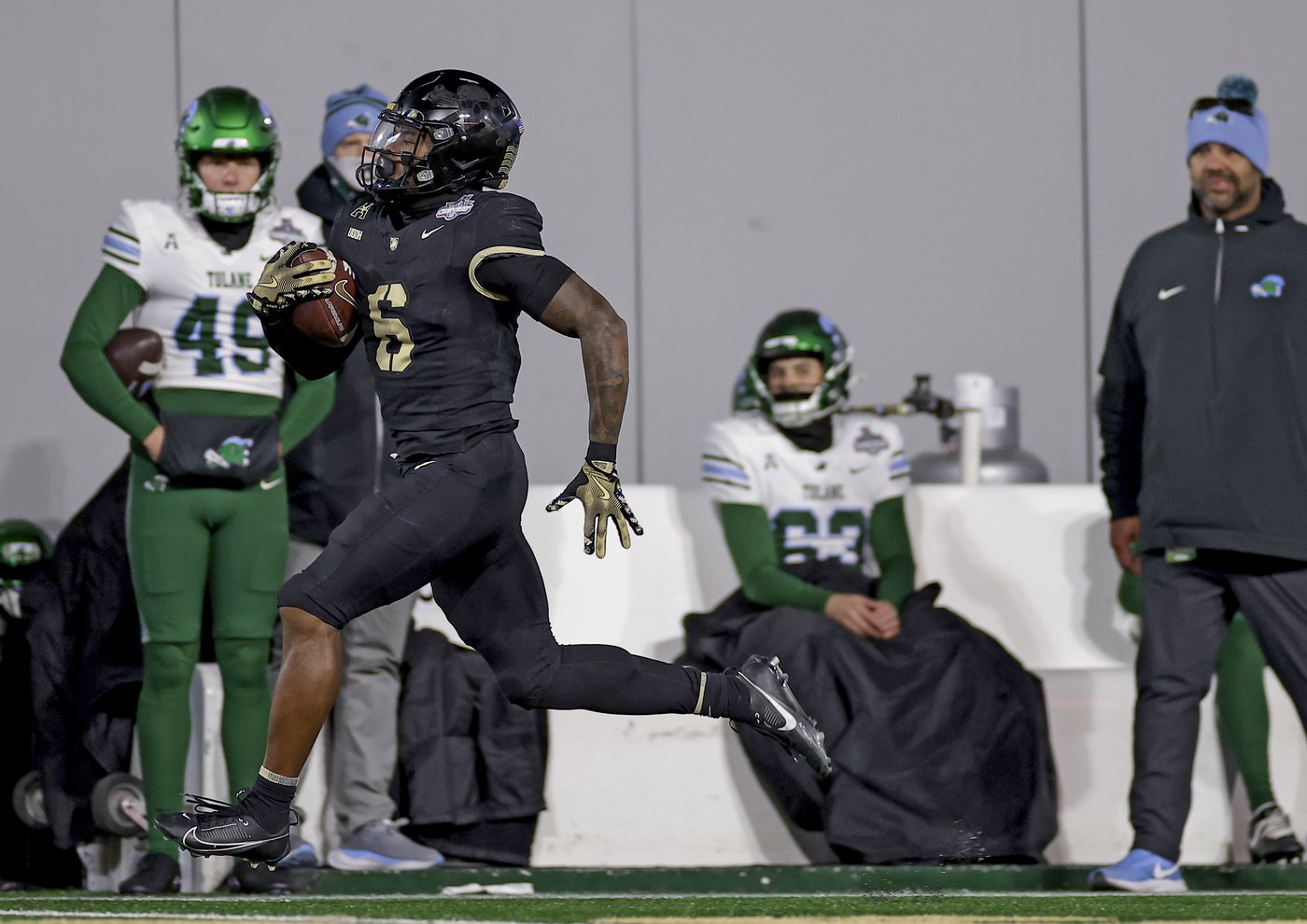 No. 24 Army wins AAC championship in first attempt as Daily runs for 4 TDs in 35-14 win over Tulane | iNFOnews.ca