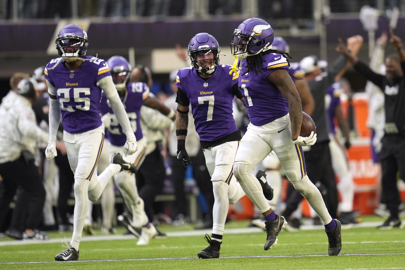 Vikings win 5th straight, rallying past Cardinals 23-22 on Sam Darnold's TD pass with 1:13 left | iNFOnews.ca