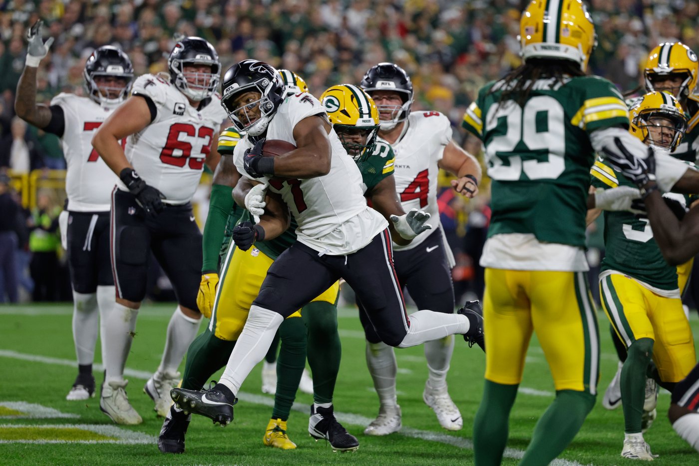 Bijan Robinson runs roughshod over the Packers as the Falcons breeze to a 35-14 victory | iNFOnews.ca