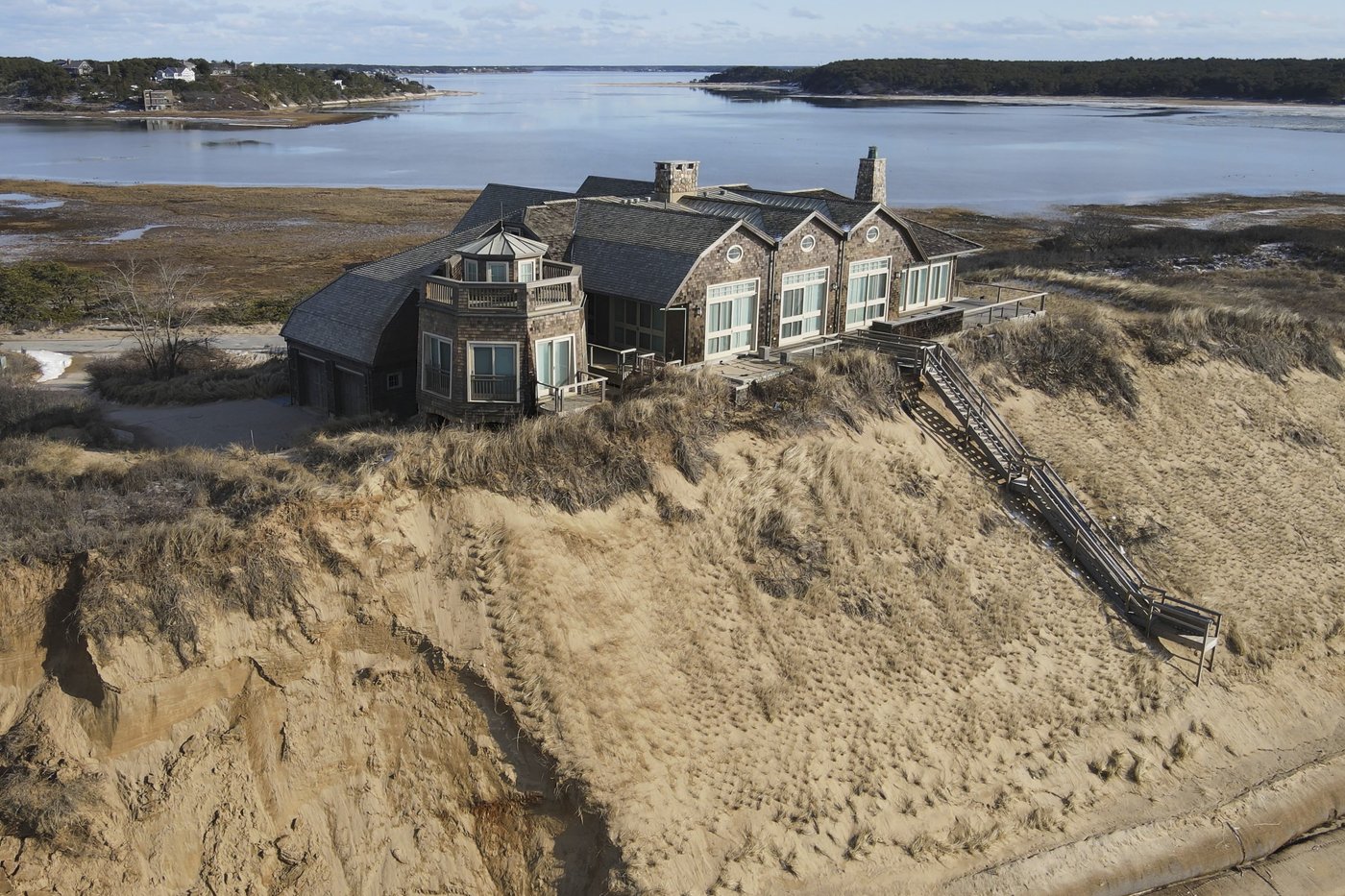 Wind and water are slowly taking this luxury house overlooking Cape Cod Bay | iNFOnews.ca Wind and water are slowly taking this luxury house overlooking Cape Cod Bay | iNFOnews.ca