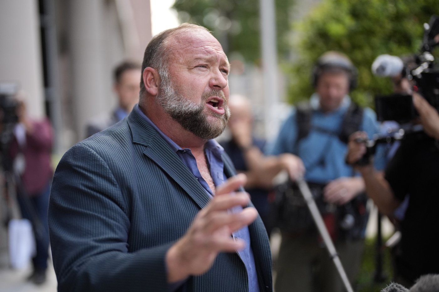 Satire publication The Onion buys Alex Jones' Infowars at auction with Sandy Hook families' backing | iNFOnews.ca