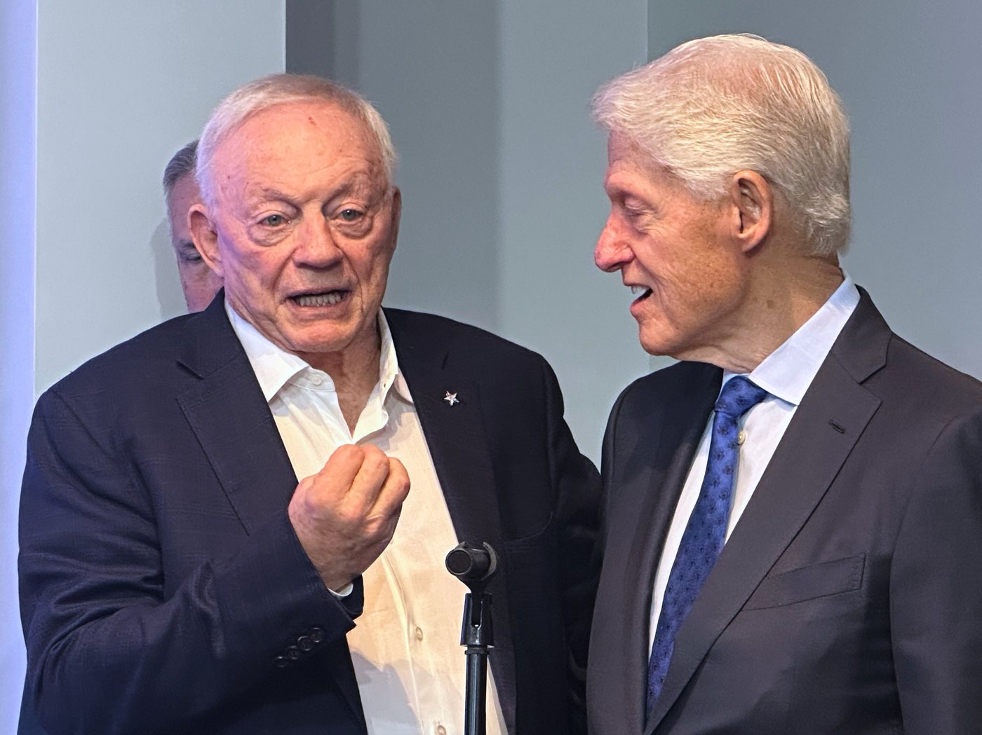 Jerry Jones shares a moment with old friend Bill Clinton as Cowboys prep for NFL draft | iNFOnews.ca Jerry Jones shares a moment with old friend Bill Clinton as Cowboys prep for NFL draft | iNFOnews.ca