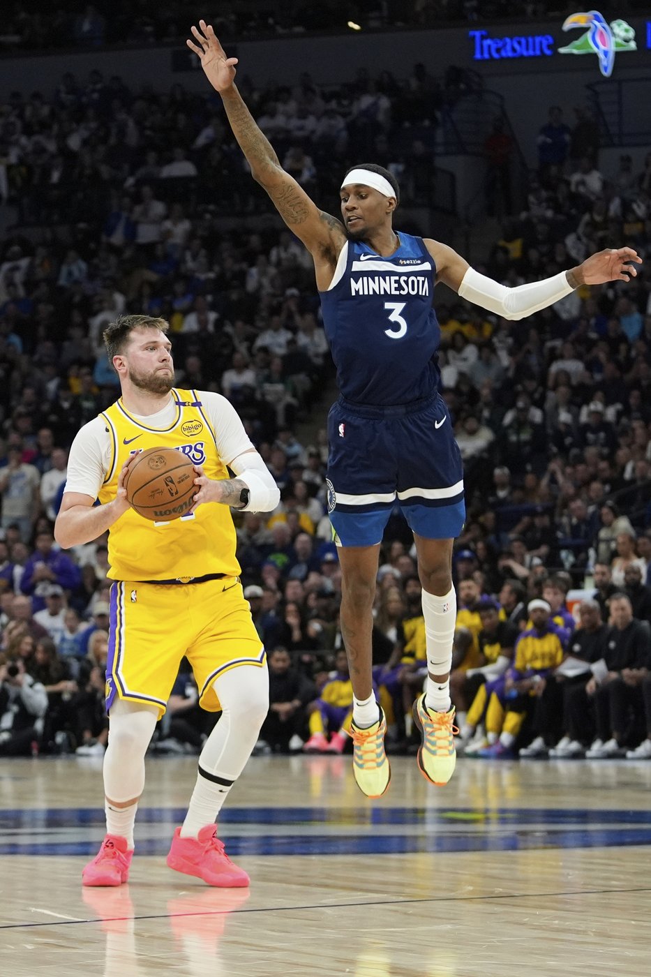 Doncic struggles through stomach trouble on lackluster 17-point night as Lakers fall behind T-wolves | iNFOnews.ca Doncic struggles through stomach trouble on lackluster 17-point night as Lakers fall behind T-wolves | iNFOnews.ca