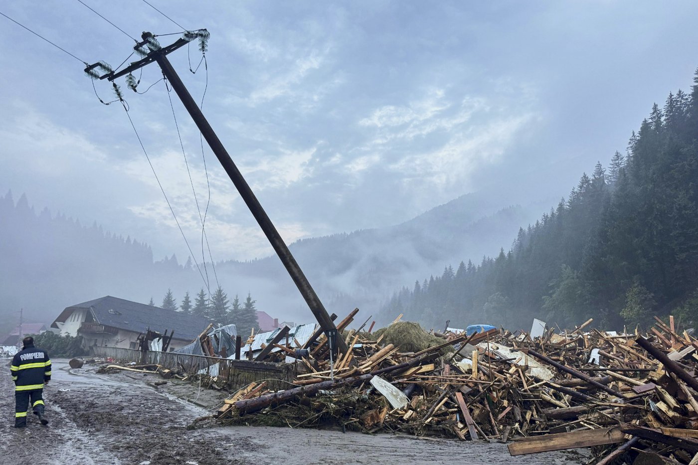 Flash floods in Romania kill at least 1 person and force hundreds of evacuations | iNFOnews.ca