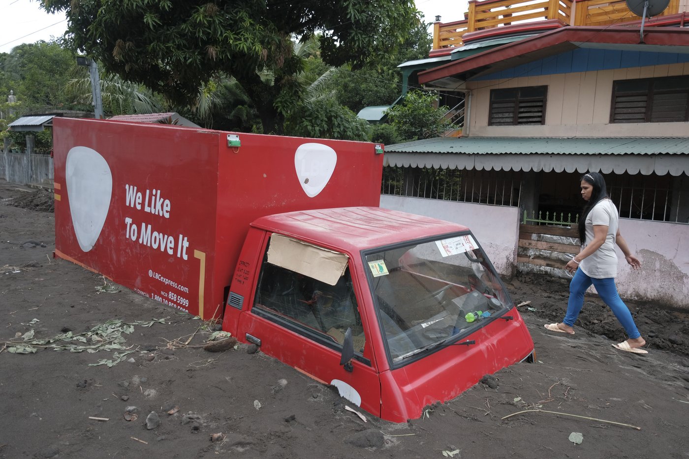 Floods in Philippines kill at least 9 and trap others on roofs as storm approaches | iNFOnews.ca