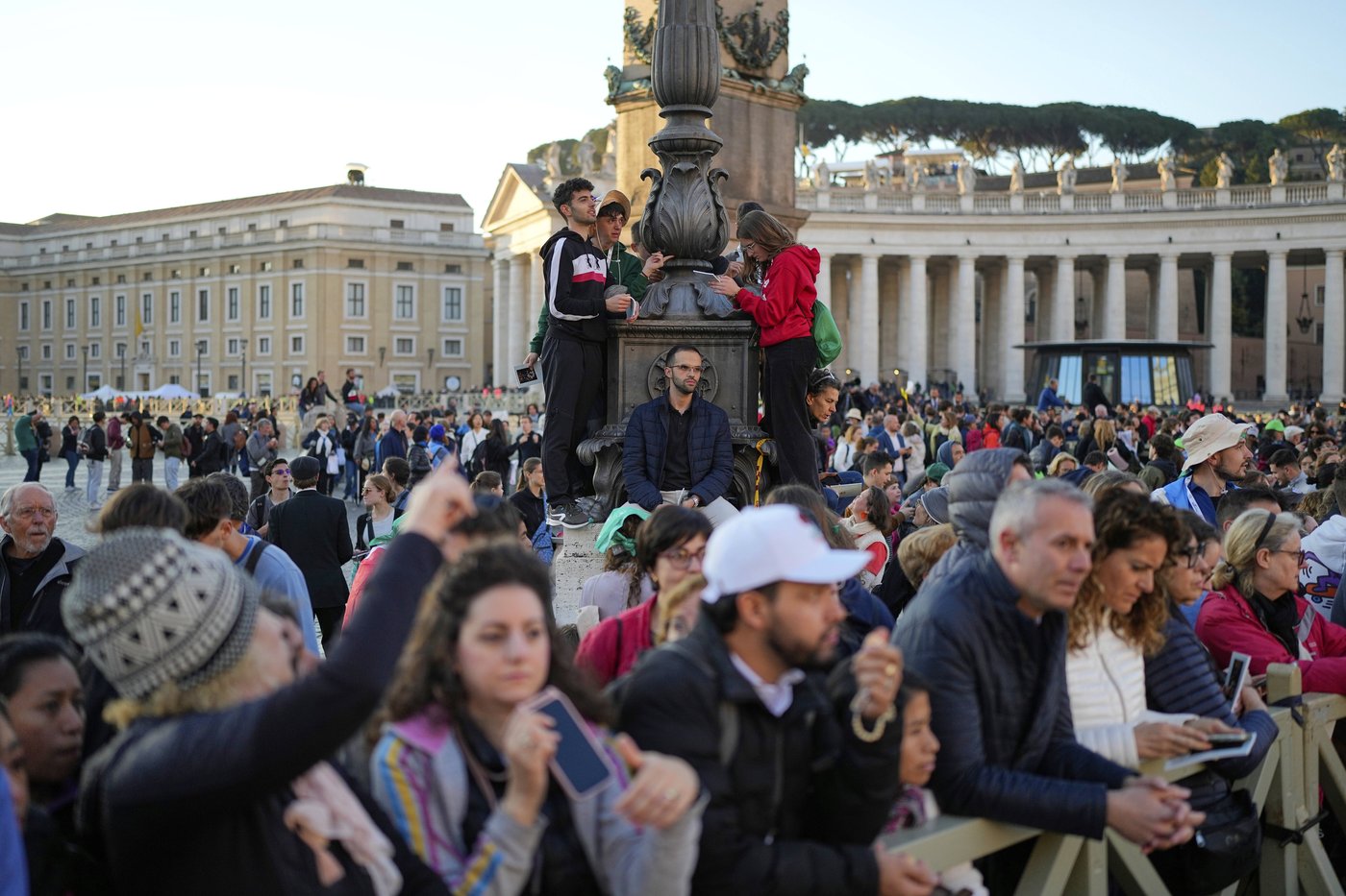 The Latest: Vatican says about 200,000 people have flocked to Pope Francis’ funeral mass | iNFOnews.ca