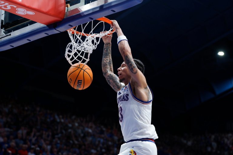 No. 9 Kansas beats top-ranked and previously undefeated Arizona 82-78 | iNFOnews.ca