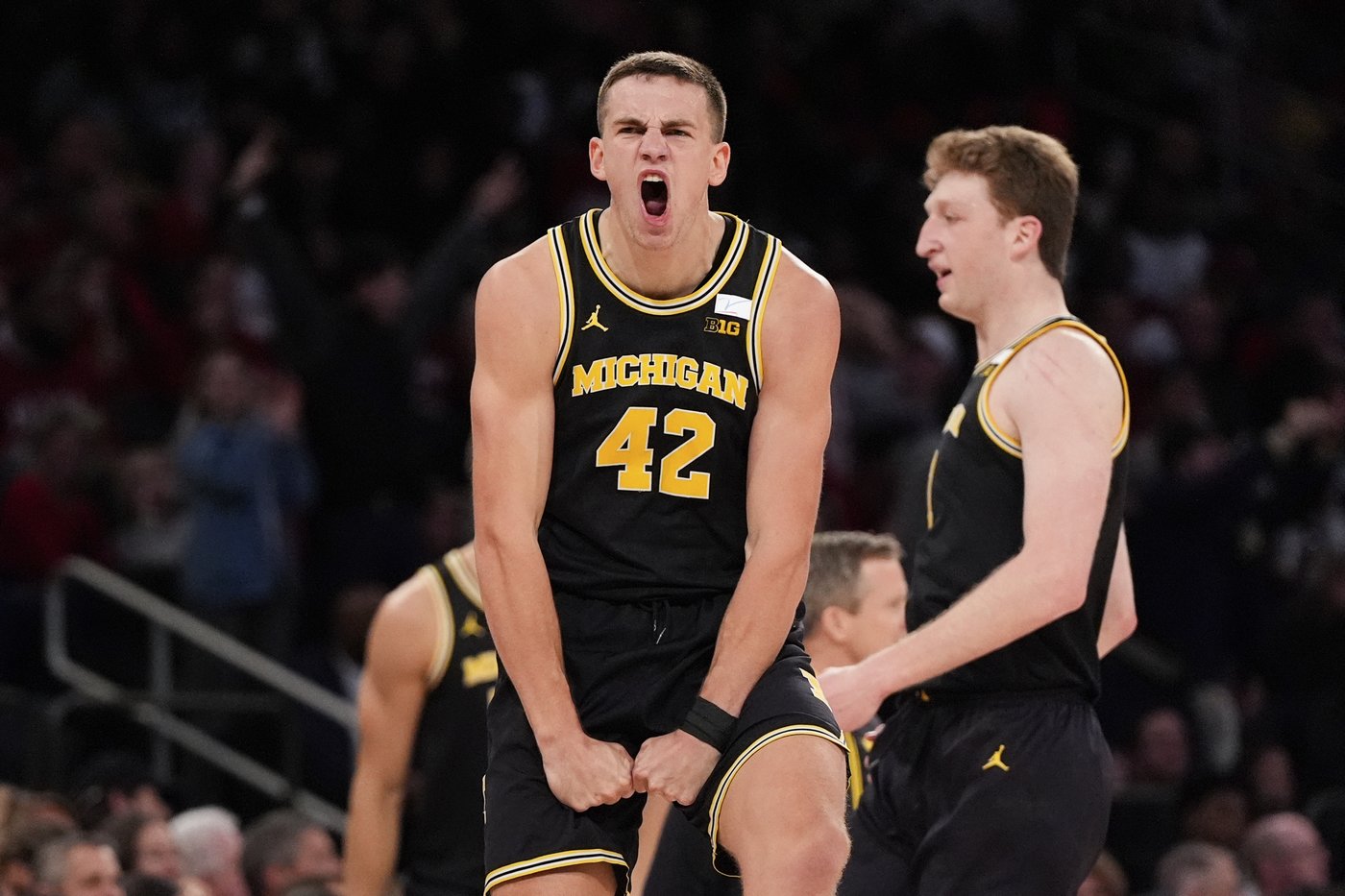 Arkansas holds off No. 14 Michigan 89-87 in Jimmy V Classic at MSG | iNFOnews.ca Arkansas holds off No. 14 Michigan 89-87 in Jimmy V Classic at MSG | iNFOnews.ca