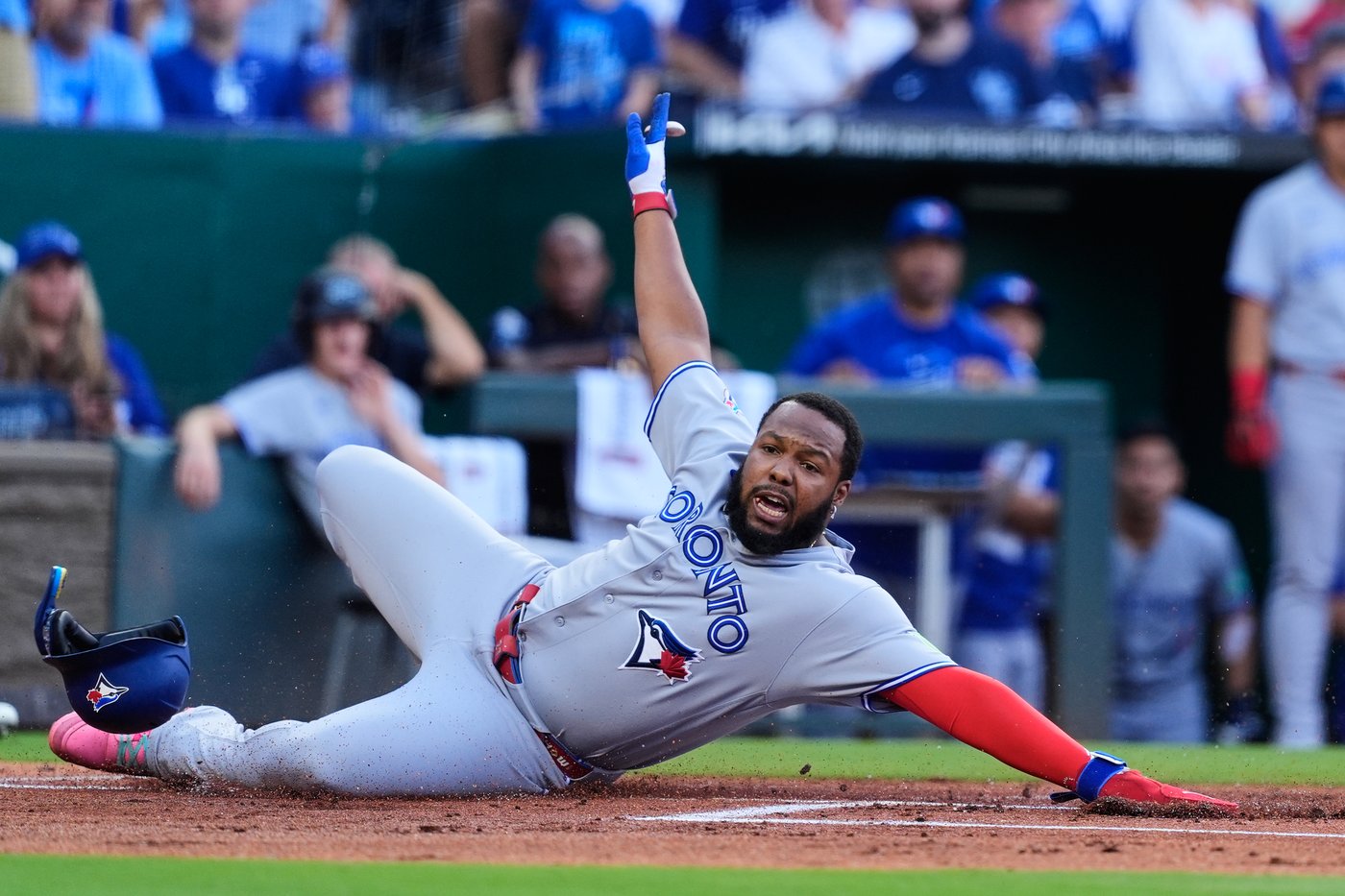 Okamoto leads Blue Jays past Royals 4-3 to pull into tie for final AL wild card | iNFOnews.ca