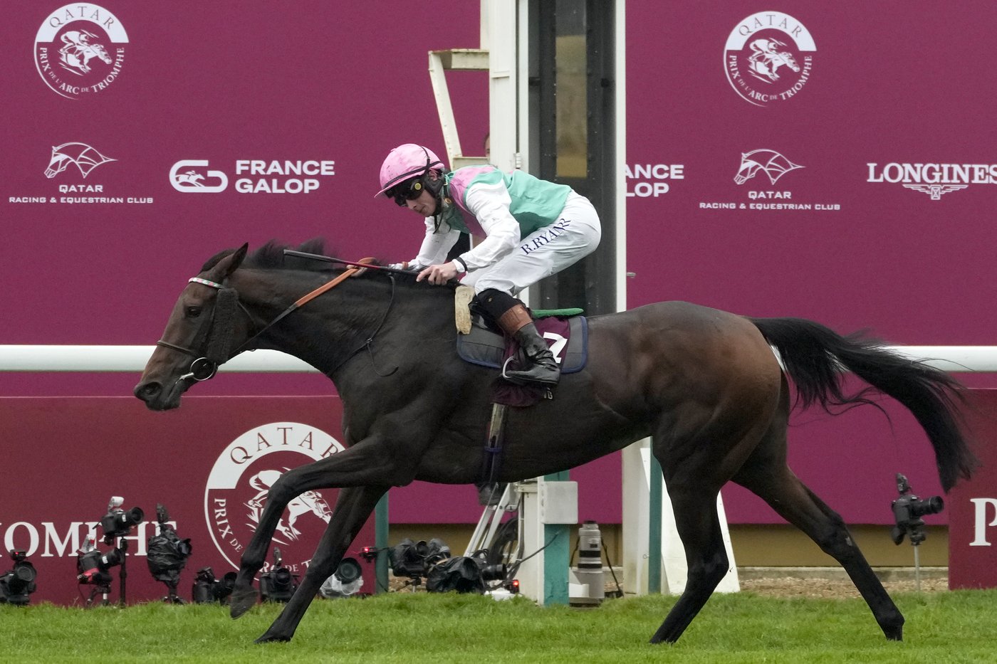 Late entry Bluestocking wins Prix de l’Arc de Triomphe | iNFOnews.ca
