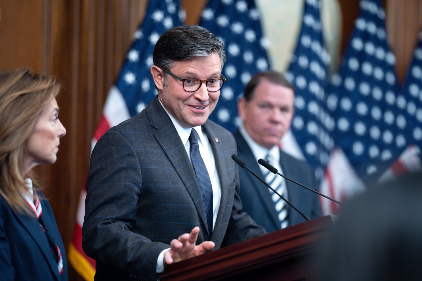 Senate rejects bills to pay federal workers during government shutdown | iNFOnews.ca