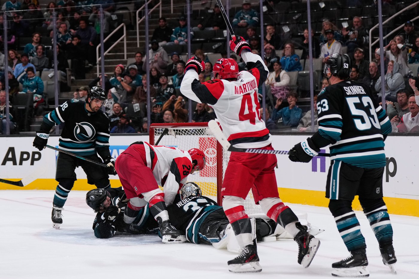 Carrier, Robinson score late in 2nd period and Hurricanes beat Sharks 5-1 to improve to 3-0 | iNFOnews.ca
