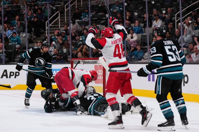 Carrier, Robinson score late in 2nd period and Hurricanes beat Sharks 5-1 to improve to 3-0 | iNFOnews.ca