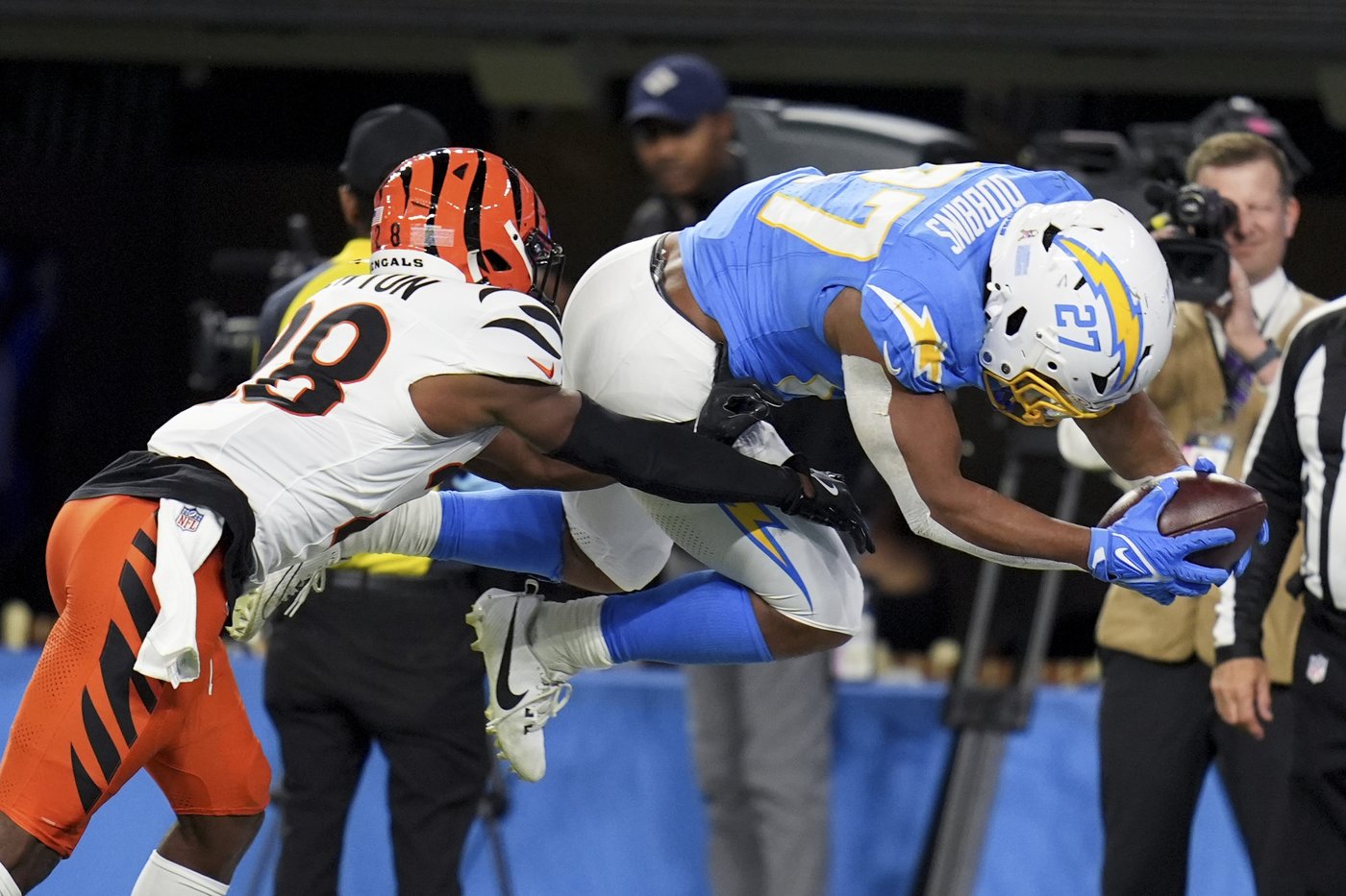 Chargers beat Bengals 34-27 on Dobbins' late TD after squandering 21-point lead | iNFOnews.ca Chargers beat Bengals 34-27 on Dobbins' late TD after squandering 21-point lead | iNFOnews.ca