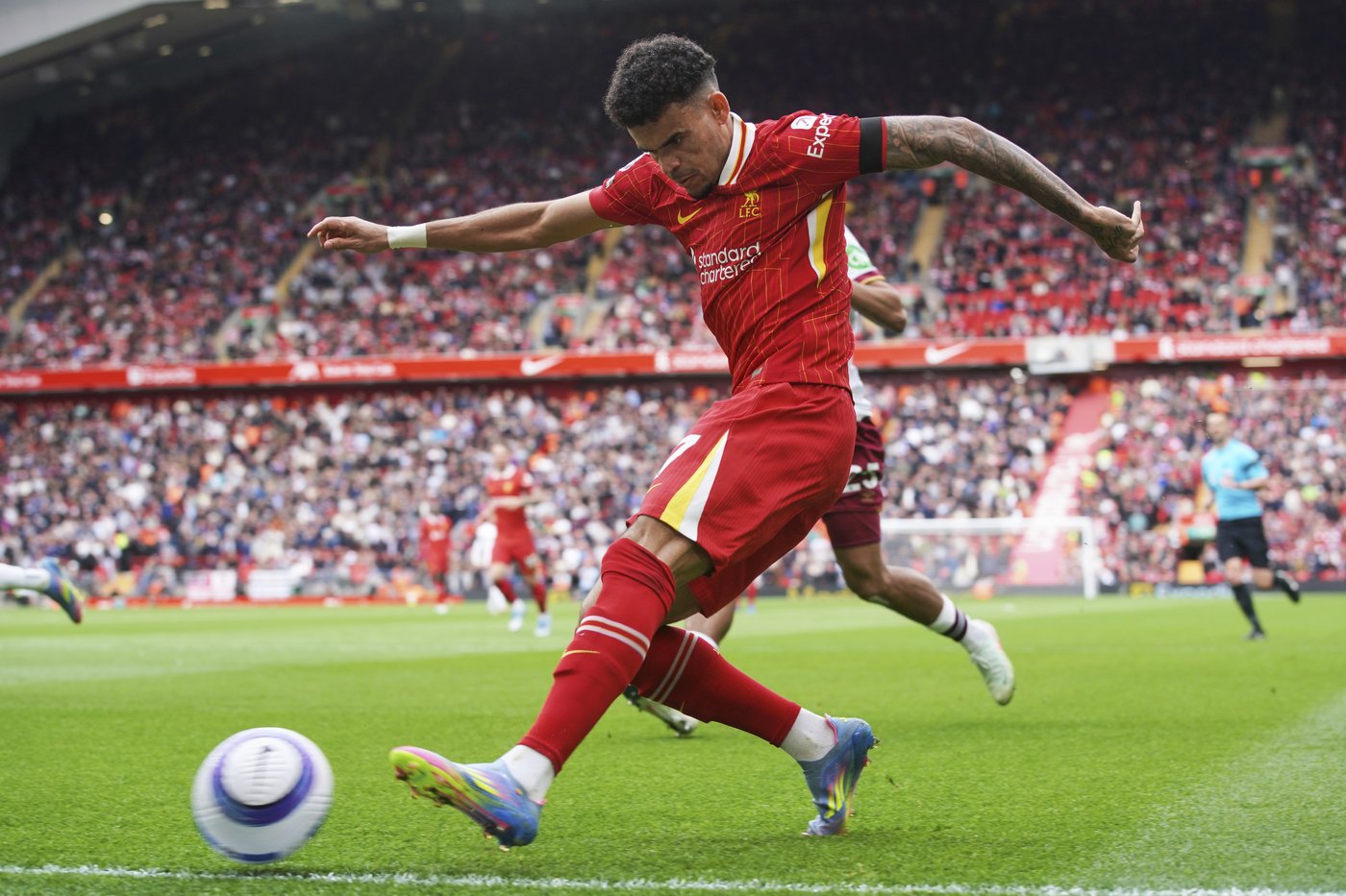 Late Van Dijk goal sees Liverpool move to within six points of the Premier League title | iNFOnews.ca Late Van Dijk goal sees Liverpool move to within six points of the Premier League title | iNFOnews.ca