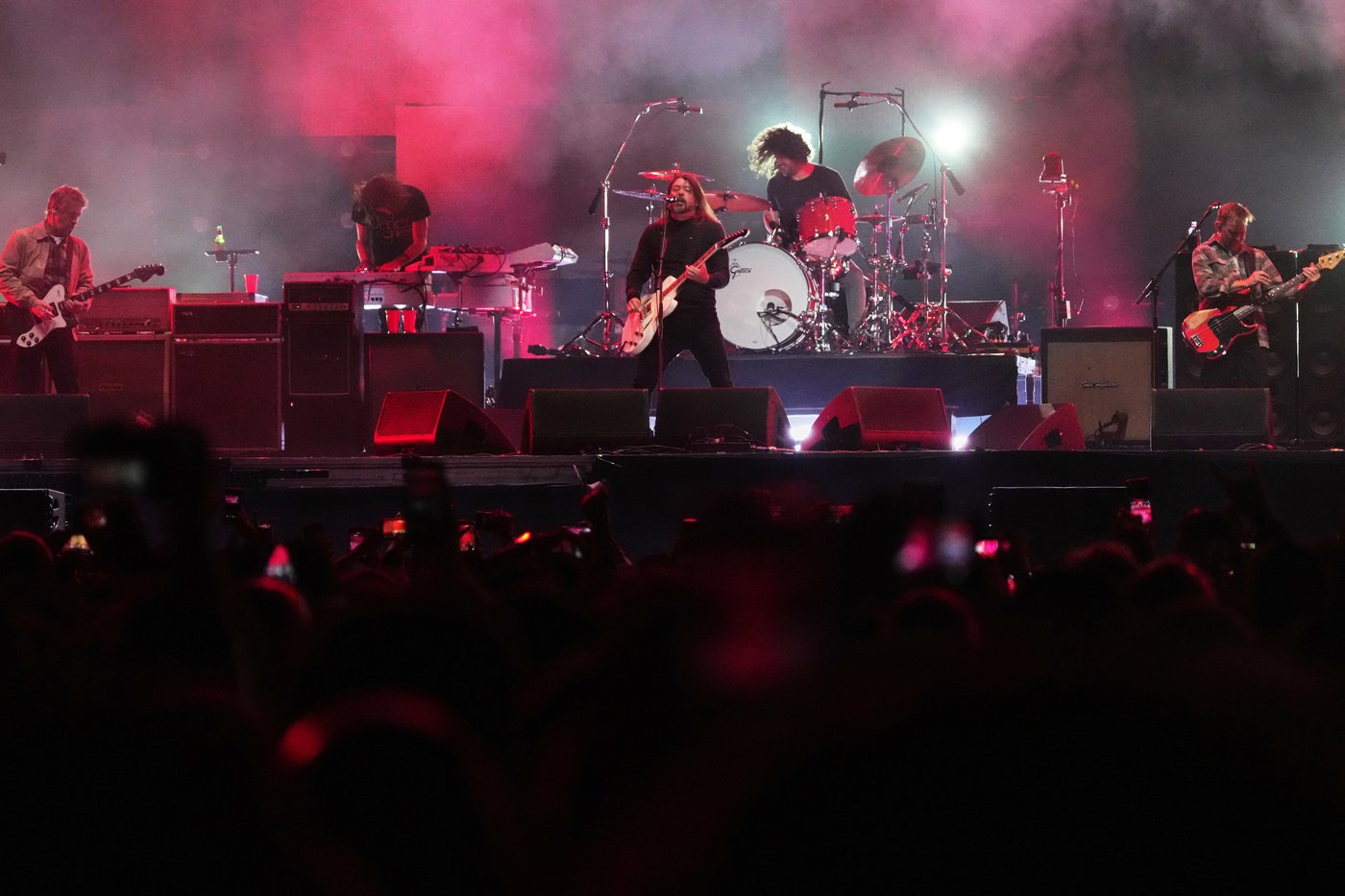 Foo Fighters bring their stadium show to a modest NYC venue. Inside the exclusive, surprise concert | iNFOnews.ca