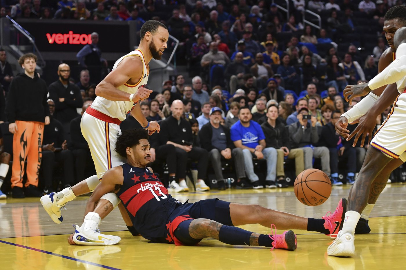Stephen Curry scores 26 before leaving with ankle injury as Warriors beat Wizards 122-114 | iNFOnews.ca