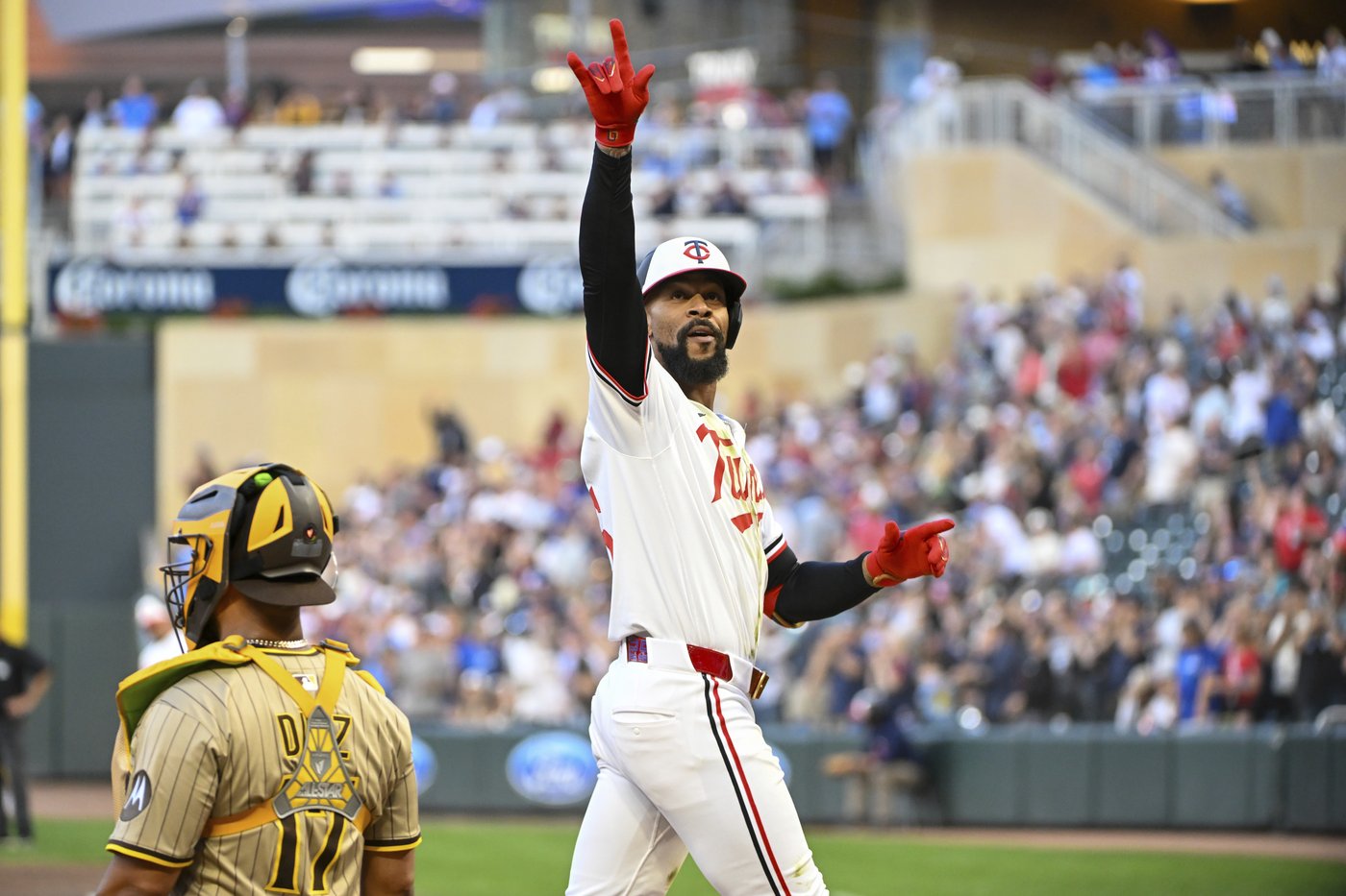 Díaz homers twice as Padres beat Twins 12-3 | iNFOnews.ca