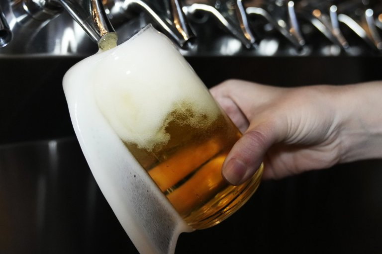 Alberta bars, restaurants now allowed to serve alcohol starting at 6 a.m. | iNFOnews.ca