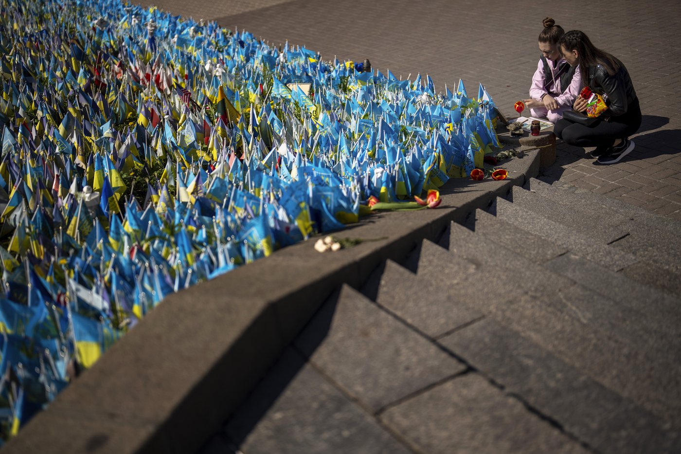 A makeshift memorial grows in Ukraine’s capital after 1,000 days of war | iNFOnews.ca A makeshift memorial grows in Ukraine’s capital after 1,000 days of war | iNFOnews.ca