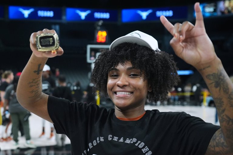 Harmon's last-second basket lifts No. 4 Texas women over No. 2 South Carolina for Players Era title | iNFOnews.ca