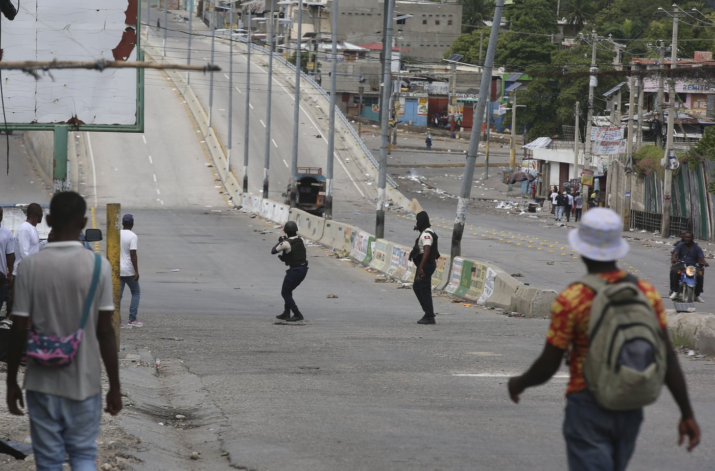 Haiti’s main airport shuts down as gang violence surges and a new prime minister is sworn in | iNFOnews.ca Haiti’s main airport shuts down as gang violence surges and a new prime minister is sworn in | iNFOnews.ca