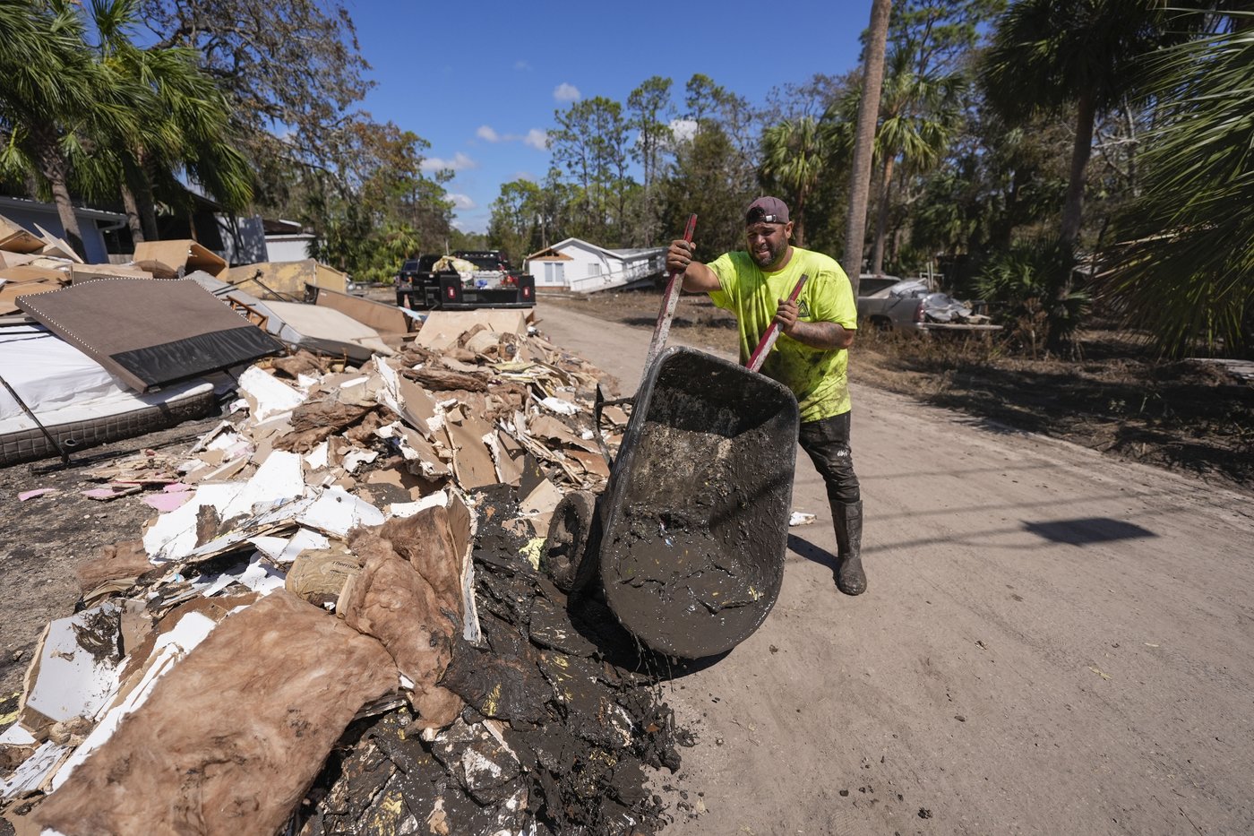 Death toll rises from Helene while supplies are rushed to North Carolina and Florida digs out | iNFOnews.ca