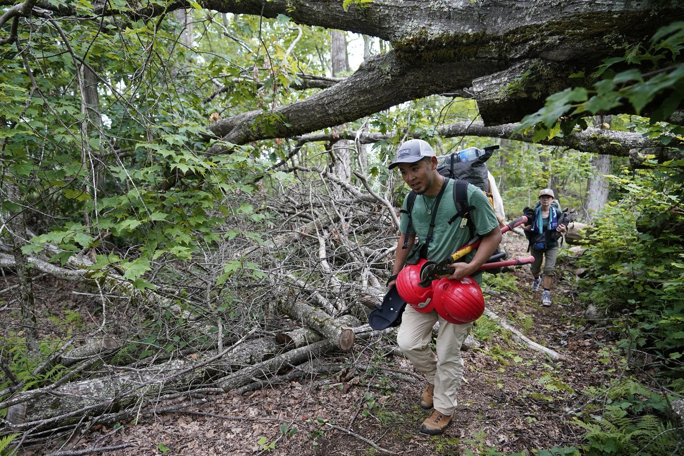 Volunteers repair damaged parts of Appalachian Trail by hand almost a year after Helene | iNFOnews.ca