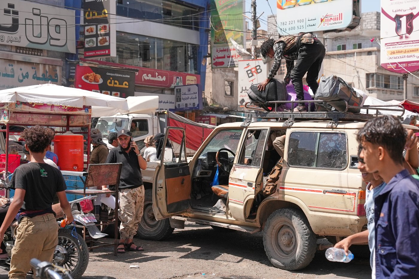 2 killed in explosions near palace used by Yemen's government in latest Houthi attack | iNFOnews.ca