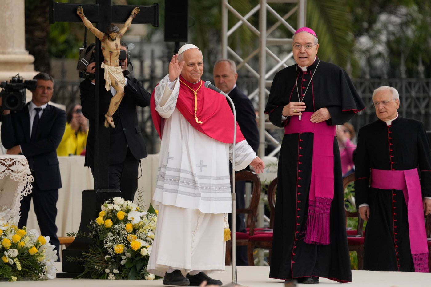 Pope prays for end to 'fratricidal hatred' as he celebrates anniversary with visit to Pompeii | iNFOnews.ca