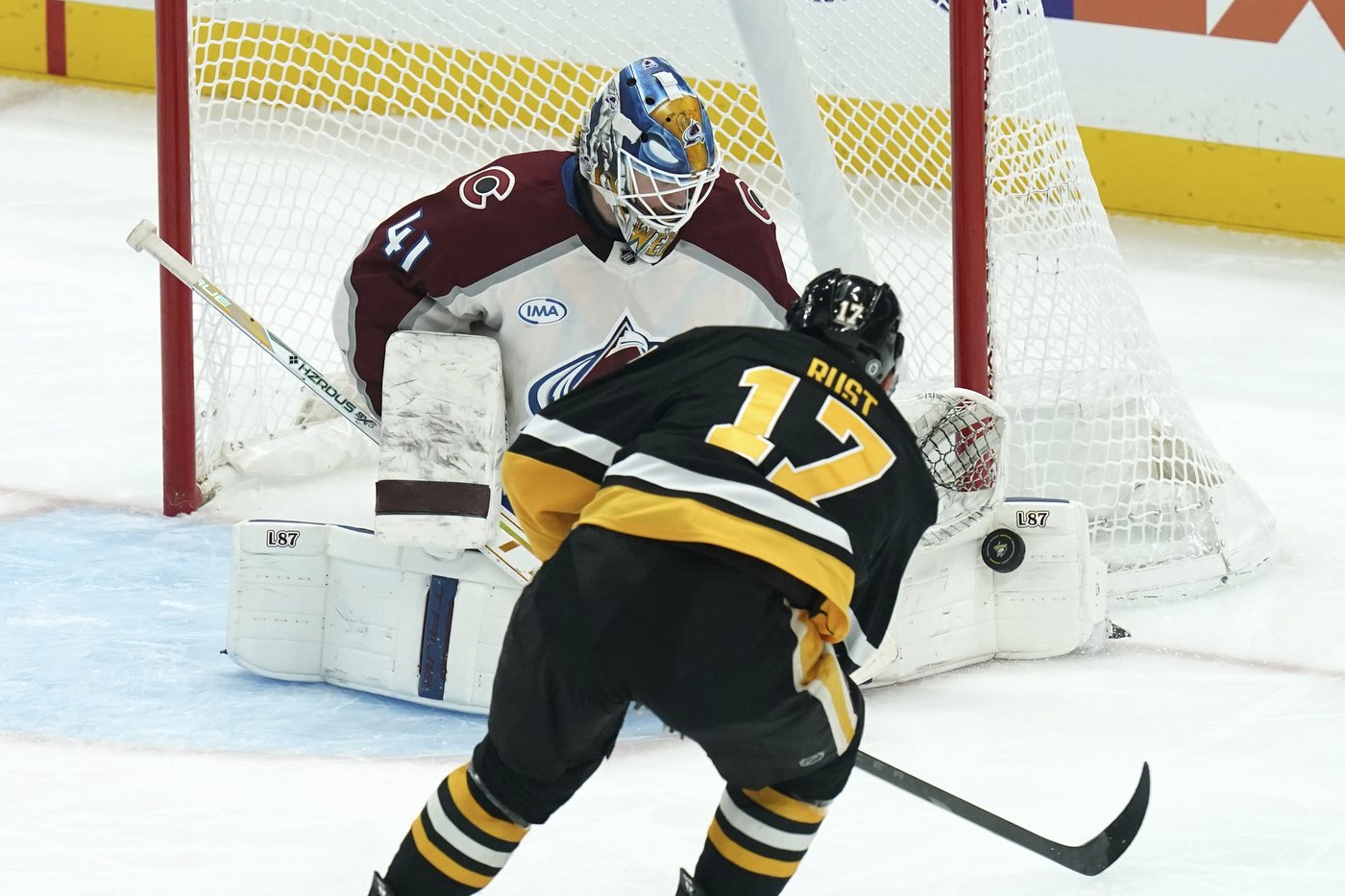 Rantanen records hat trick in 600th game and adds two assists as the Avalanche drill Pittsburgh 6-2 | iNFOnews.ca