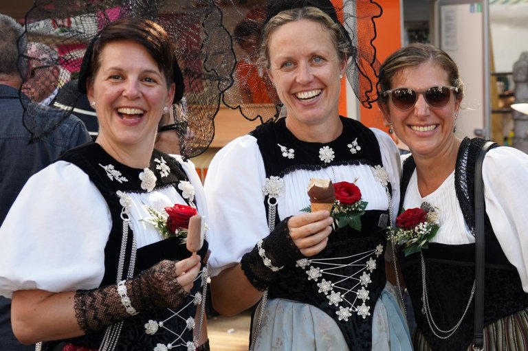 Heat forces yodelers at annual Swiss festival to sing in fountains | iNFOnews.ca