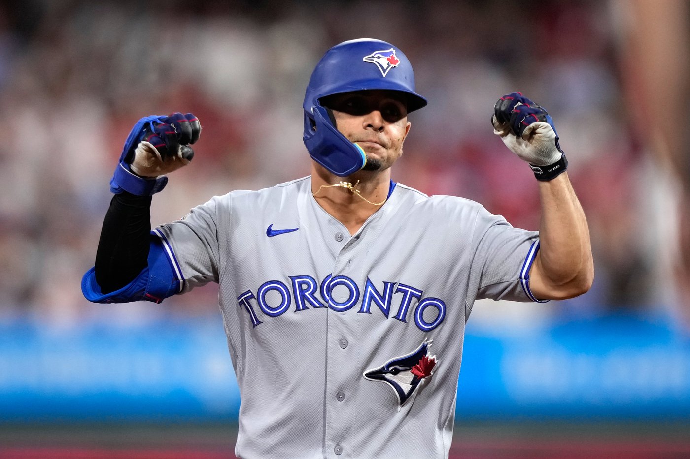 Rogers escapes 2 bases-loaded jams in the ninth to seal Blue Jays' 5-4 win over Phillies | iNFOnews.ca