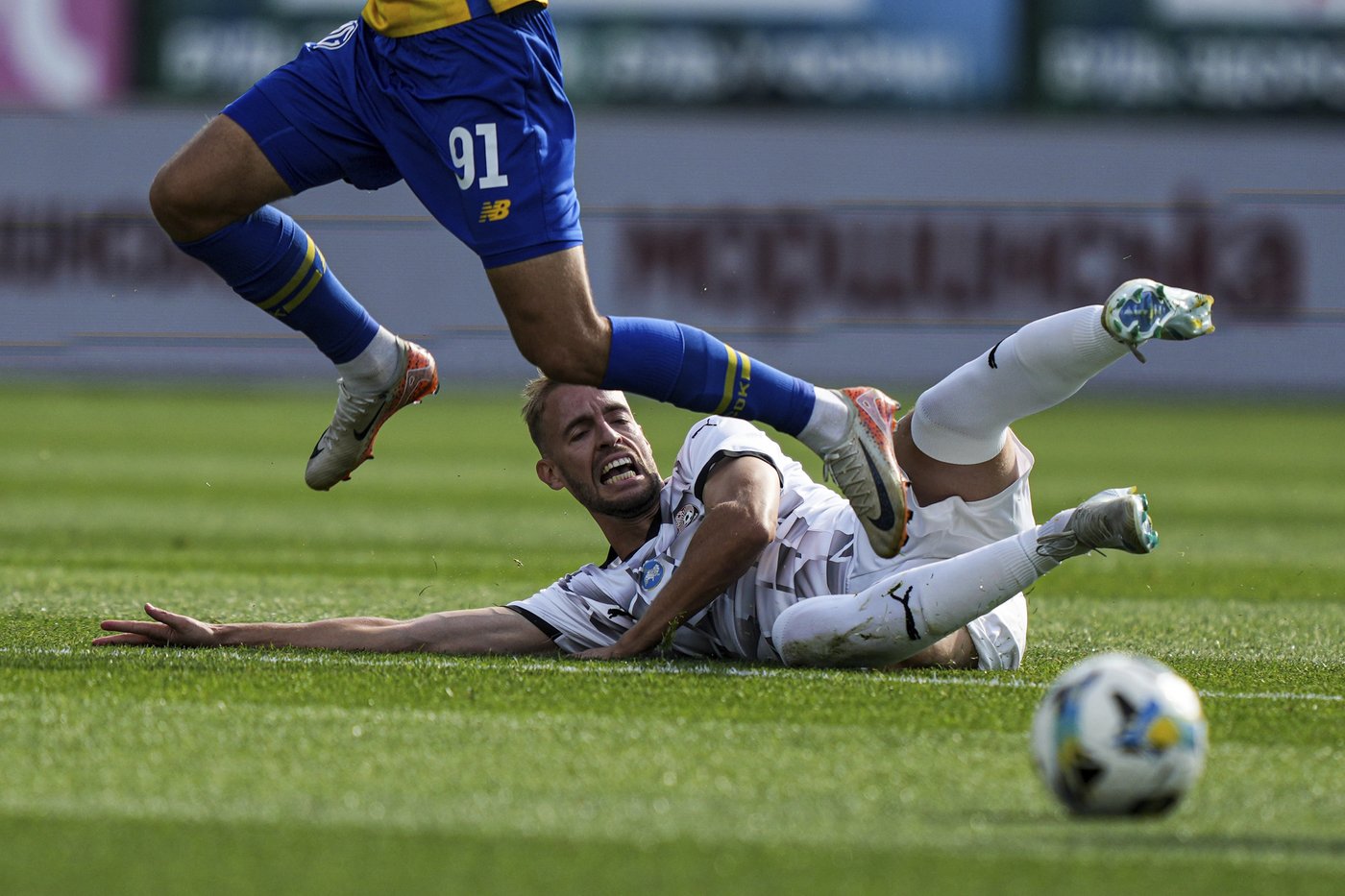 In wartime Ukraine, soccer fans bury rivalries and find a moment of calm at matches | iNFOnews.ca