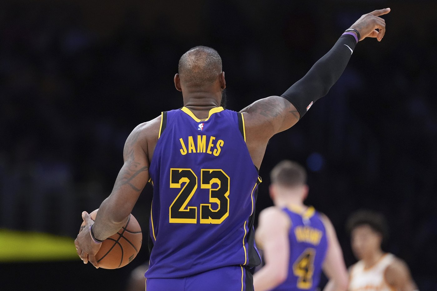 LeBron James breaks Michael Jordan's record for 30-point games with his 563rd | iNFOnews.ca