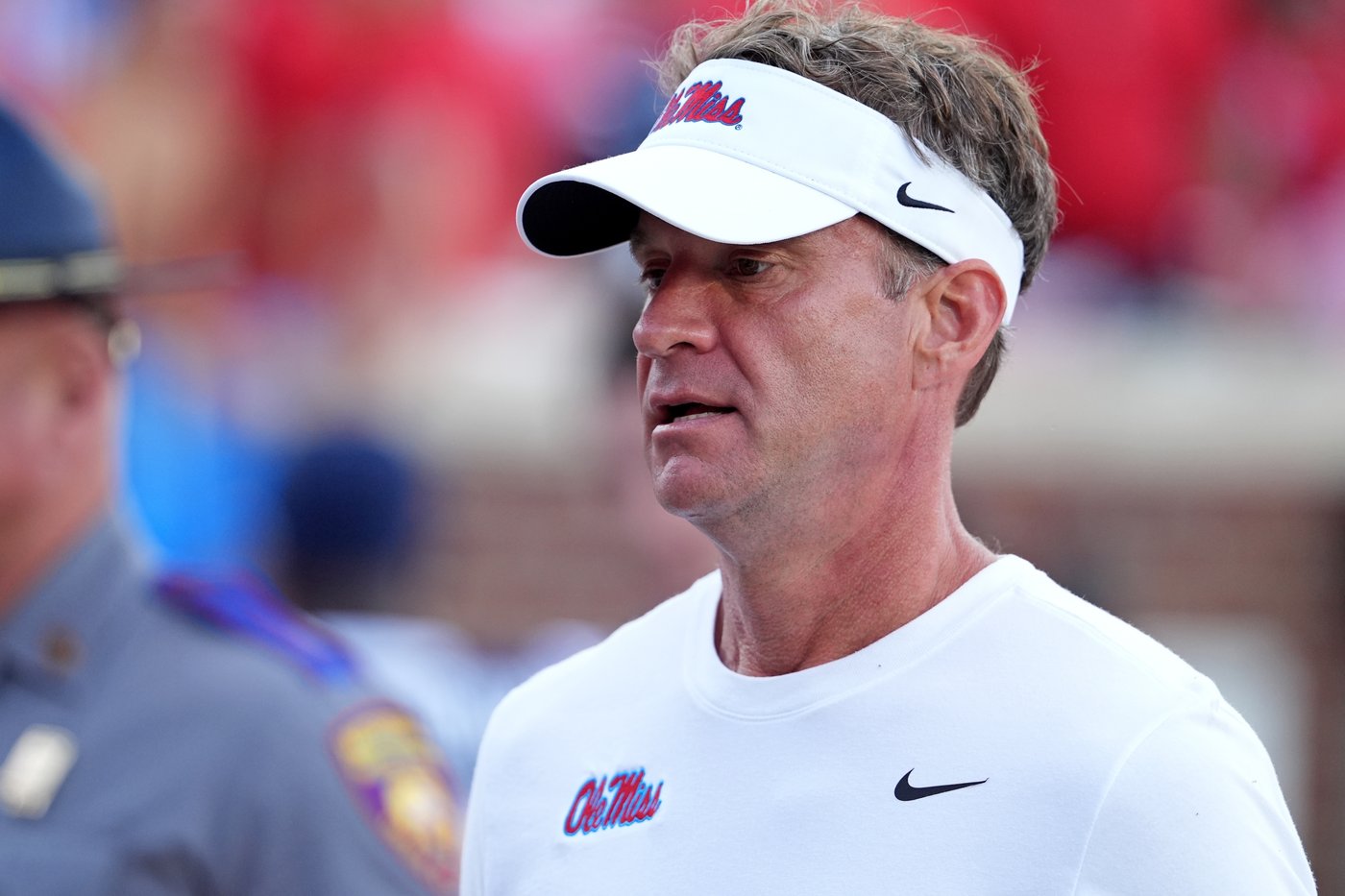 Ole Miss' Lane Kiffin and Texas' Steve Sarkisian take different approaches to coaching rumors | iNFOnews.ca