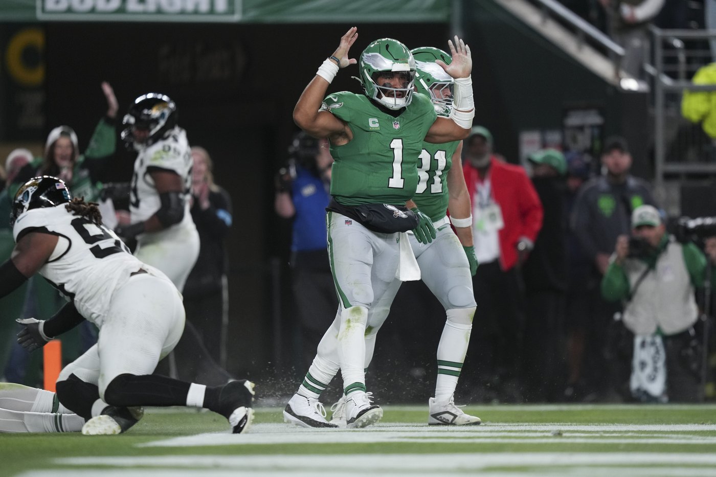 Saquon Barkley shines with backward leap, 2 touchdowns in Eagles' 28-23 win over Jaguars | iNFOnews.ca