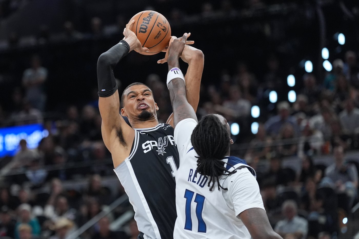 Wembanyama returns with a huge performance as the Spurs beat the Wolves 126-97 for a 3-2 lead | iNFOnews.ca