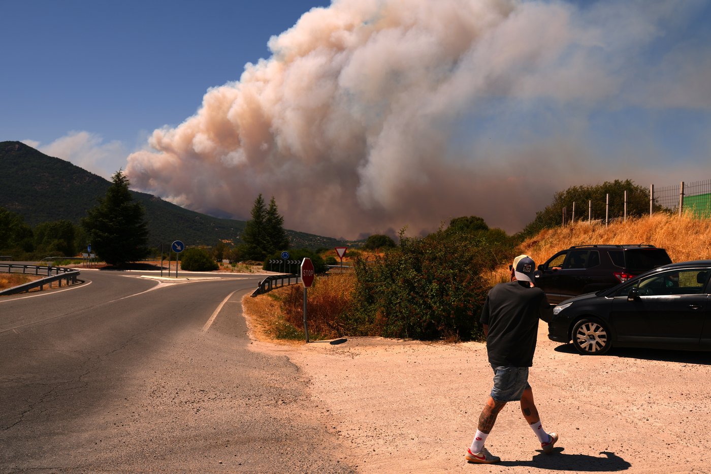 Europe battles fast-moving wildfires sweeping across Spain and France, in photos | iNFOnews.ca