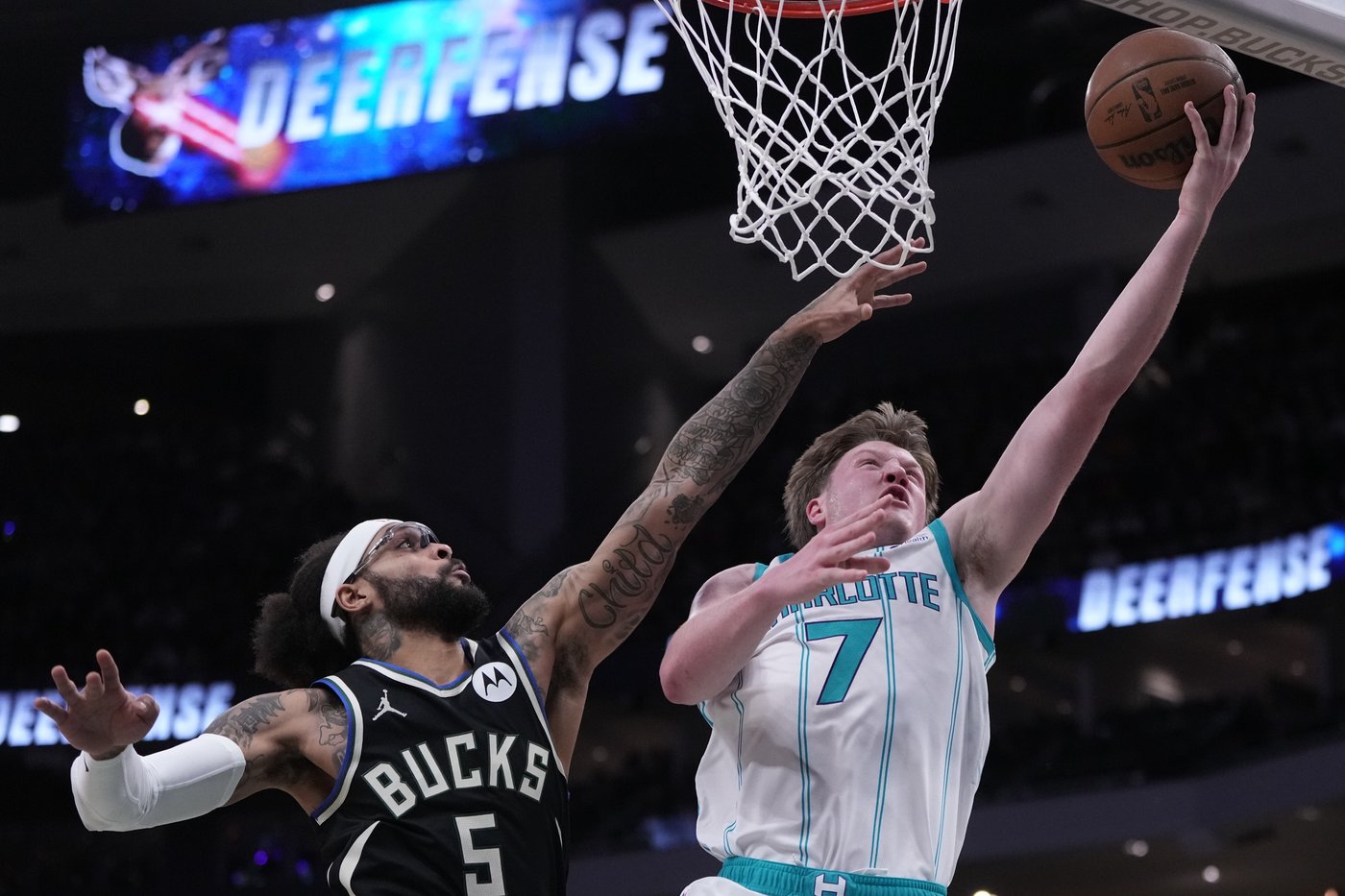 Antetokounmpo's dunk in closing seconds gives Bucks 122-121 win over Hornets | iNFOnews.ca