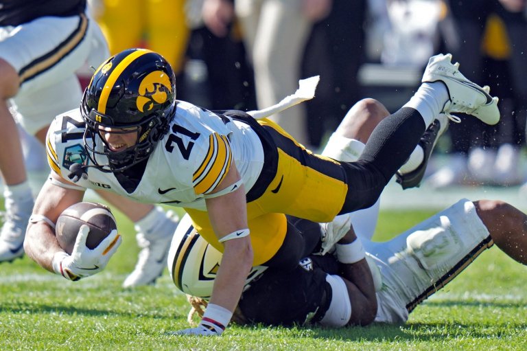 Iowa's Kaden Wetjen is the repeat winner of the Jet Award as the top return specialist in the nation | iNFOnews.ca