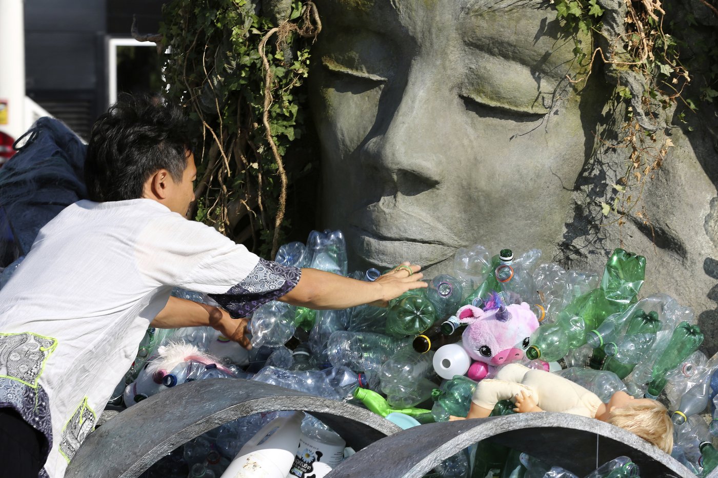 Artist drowns sculpture in plastic waste in front of the UN during plastic pollution treaty talks | iNFOnews.ca Artist drowns sculpture in plastic waste in front of the UN during plastic pollution treaty talks | iNFOnews.ca