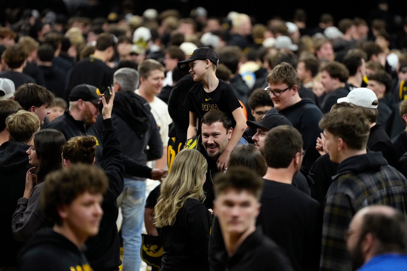 Iowa fans storm court after Bennett Stirtz scores 25 points in 57-52 victory over No. 9 Nebraska | iNFOnews.ca Iowa fans storm court after Bennett Stirtz scores 25 points in 57-52 victory over No. 9 Nebraska | iNFOnews.ca