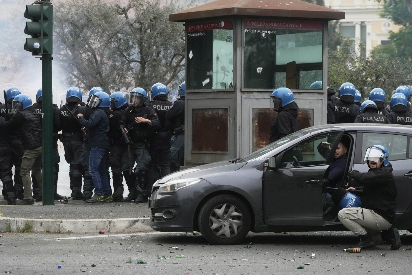 Rome derby clashes likened to 'urban warfare' with 24 police officers injured | iNFOnews.ca