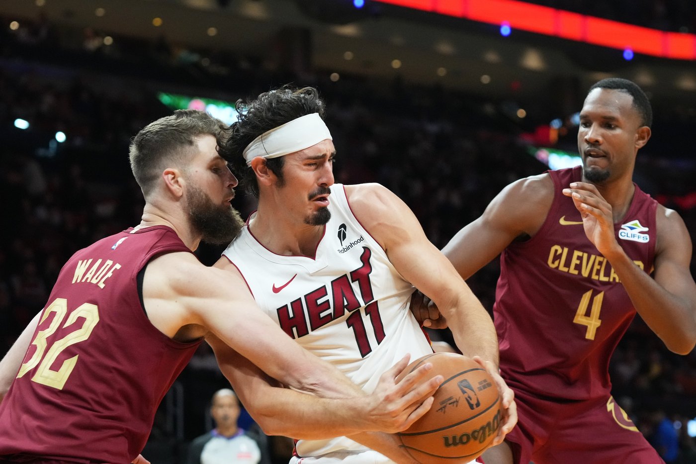 Andrew Wiggins' alley-oop dunk at OT buzzer gives Heat a 140-138 win over the Cavaliers | iNFOnews.ca Andrew Wiggins' alley-oop dunk at OT buzzer gives Heat a 140-138 win over the Cavaliers | iNFOnews.ca