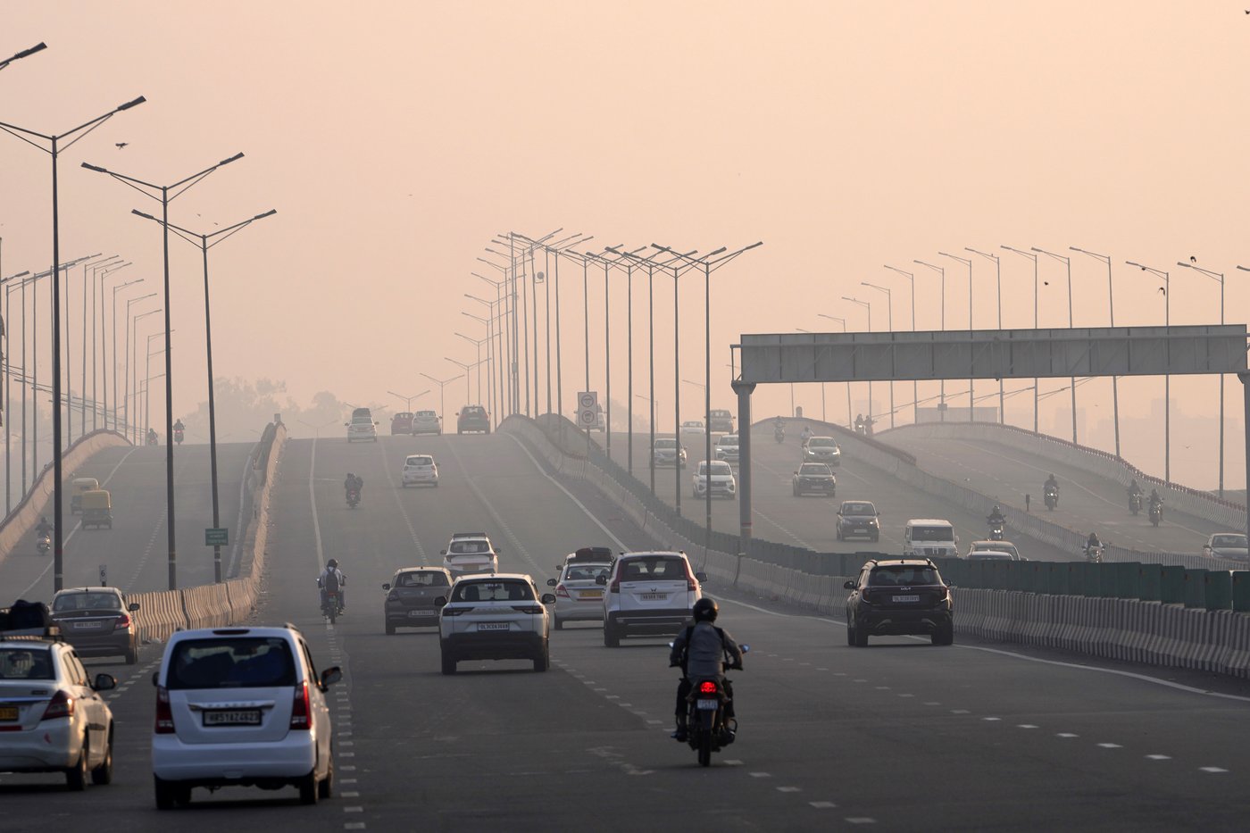 Toxic smog cloaks India's capital as Diwali firecrackers push air pollution to hazardous levels | iNFOnews.ca